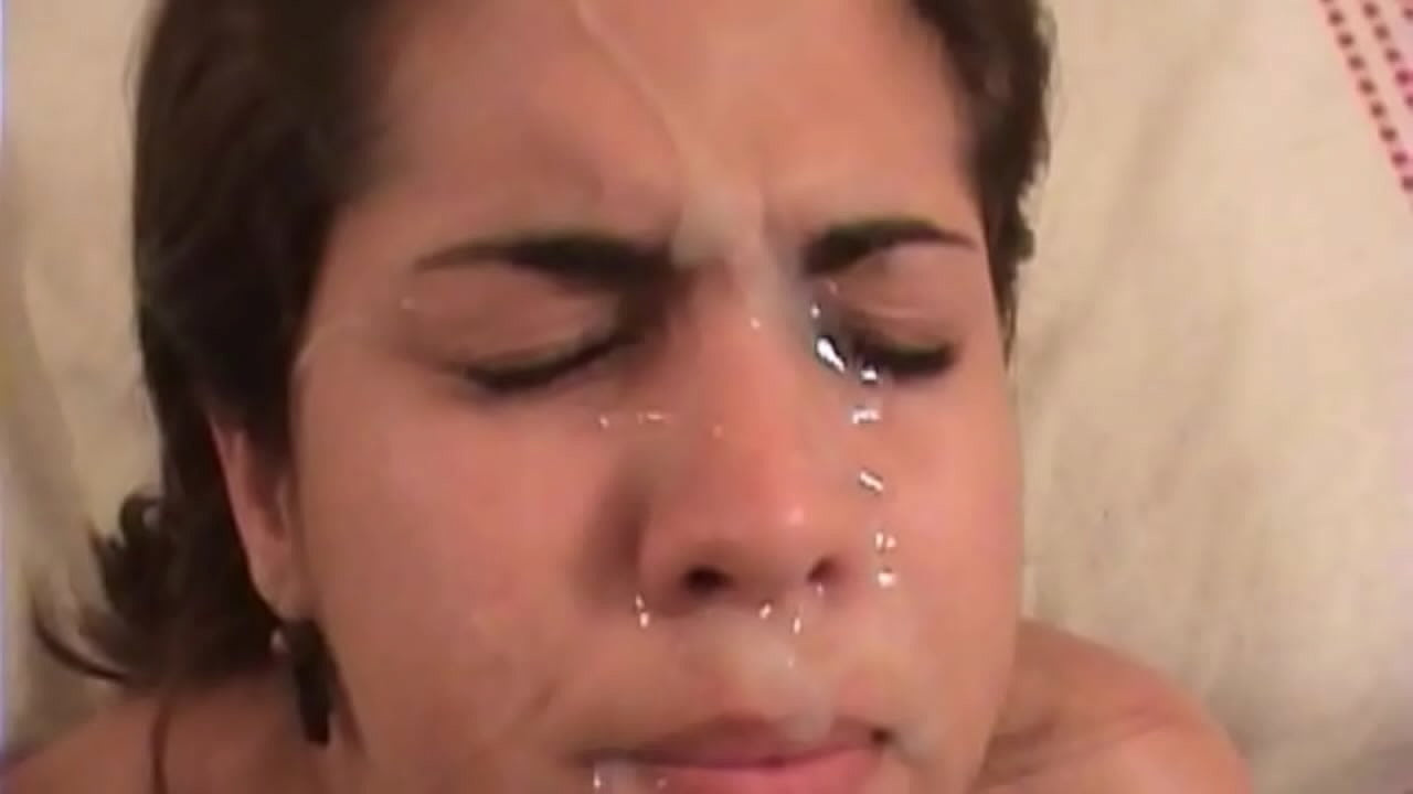 امرأة سمراء لاتينية جميلة تمارس الجنس الخشن