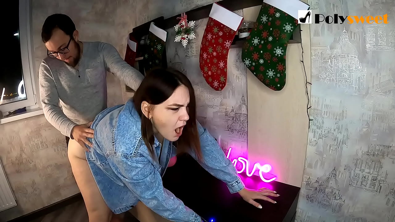 استمتع الرجل بممارسة الجنس مع فتاة جميلة ذات ذيل حصان في مؤخرتها بفمها وقضيبها