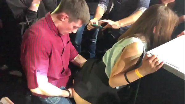 الجنس الحقيقي في ملهى ليلي روسي. فتاة روسية تبلغ من العمر 18 عامًا تمارس الجنس في فتحة الشرج والمهبل في ملهى ليلي